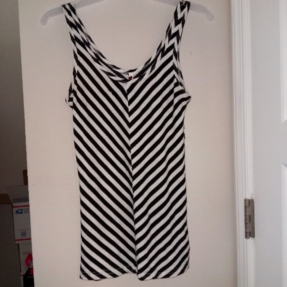 Poof black and white geometric sleeveless top size medium New with tags